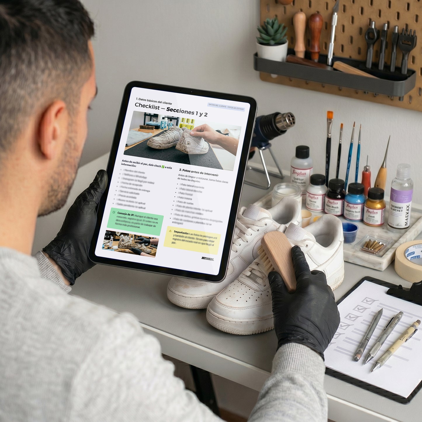 Emprendedor sneaker usando checklist para recibir zapatillas de clientes